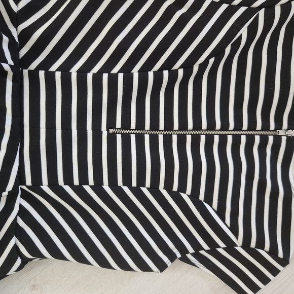 Black and White Form Fitting Dress. With Accent Ruffle and Cap Sleeves. New - Picture 7 of 7